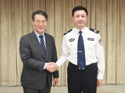 公安部常务副部长王小洪会见韩国驻华大使张夏成