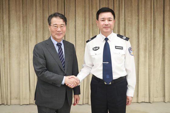 公安部常务副部长王小洪会见韩国驻华大使张夏成